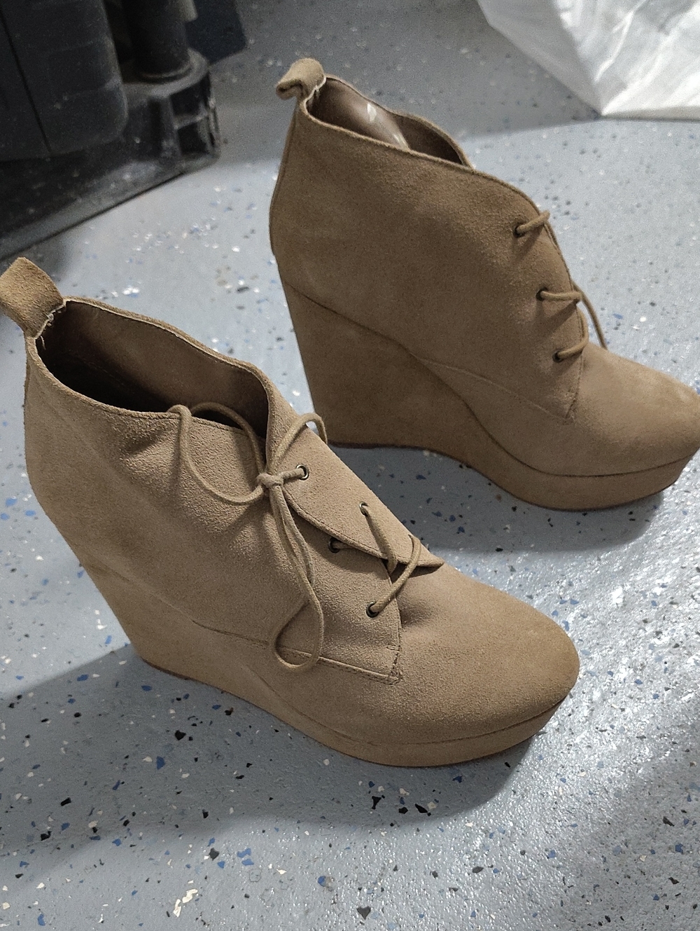 👕 2 For 15$ Or 3 For 20$👕Le chateau Taupe Lace-Up Suede Wedge Booties